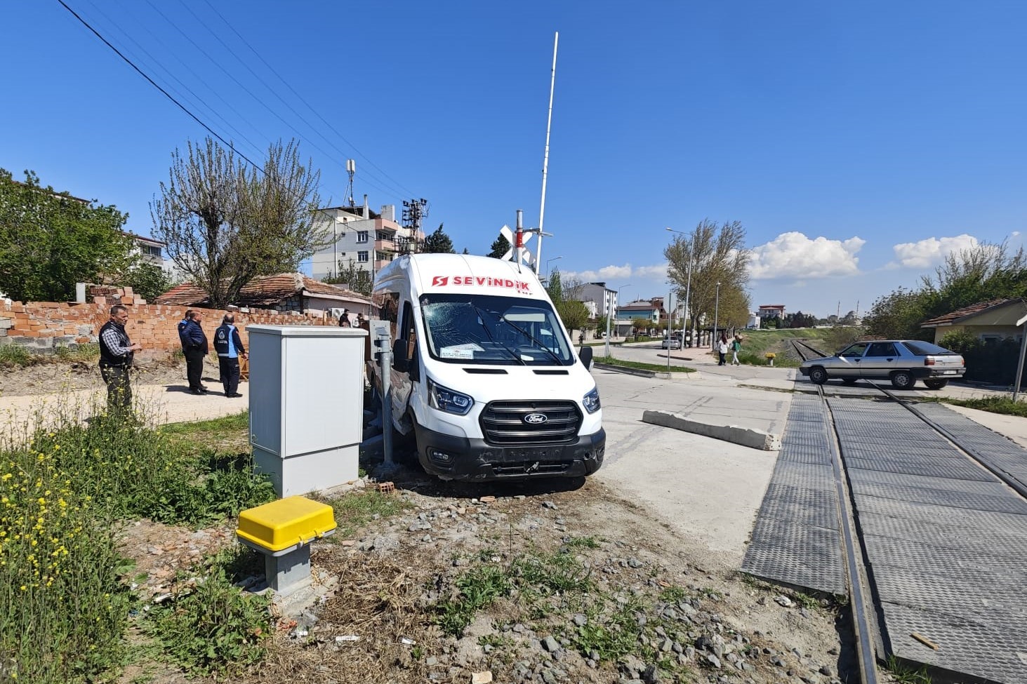 Servis minibüsü kaldırıma çarparak durağı yere serdi: İki genç kızın saniyelerle kurtulduğu kaza anı kamerada

