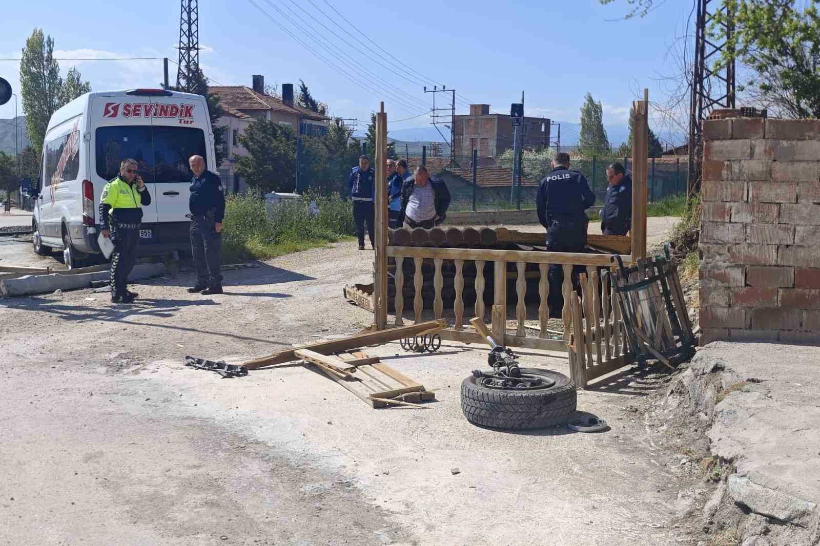 Servis minibüsü kaldırıma çarparak durağı yere serdi: İki genç kızın saniyelerle kurtulduğu kaza anı kamerada
