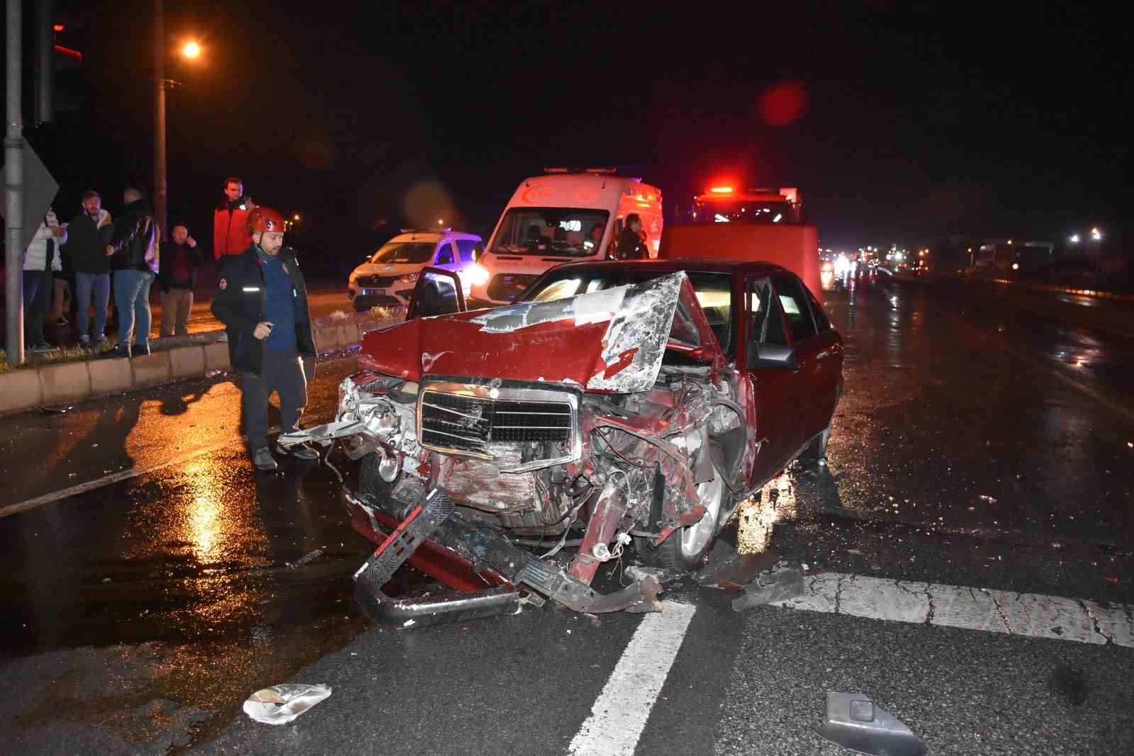 Servis minibüsüyle çarpışan otomobil sürücüsü kaçtı: 2 yaralı
