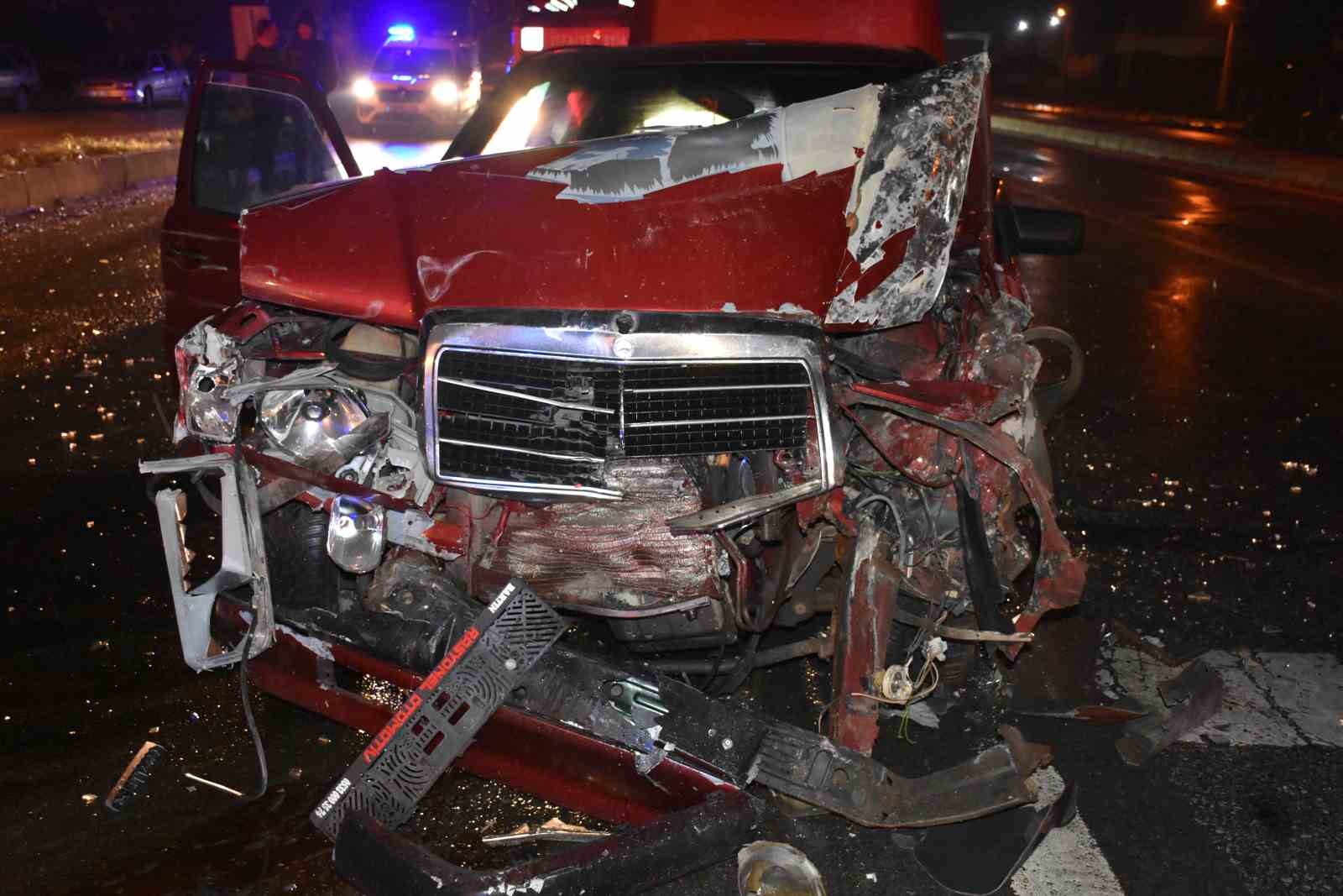 Servis minibüsüyle çarpışan otomobil sürücüsü kaçtı: 2 yaralı
