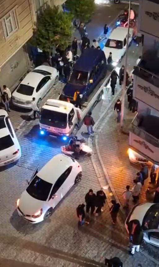 Ses sistemli araç yükledikleri çakarlı çekiciyle trafiği felç eden magandalar kamerada
