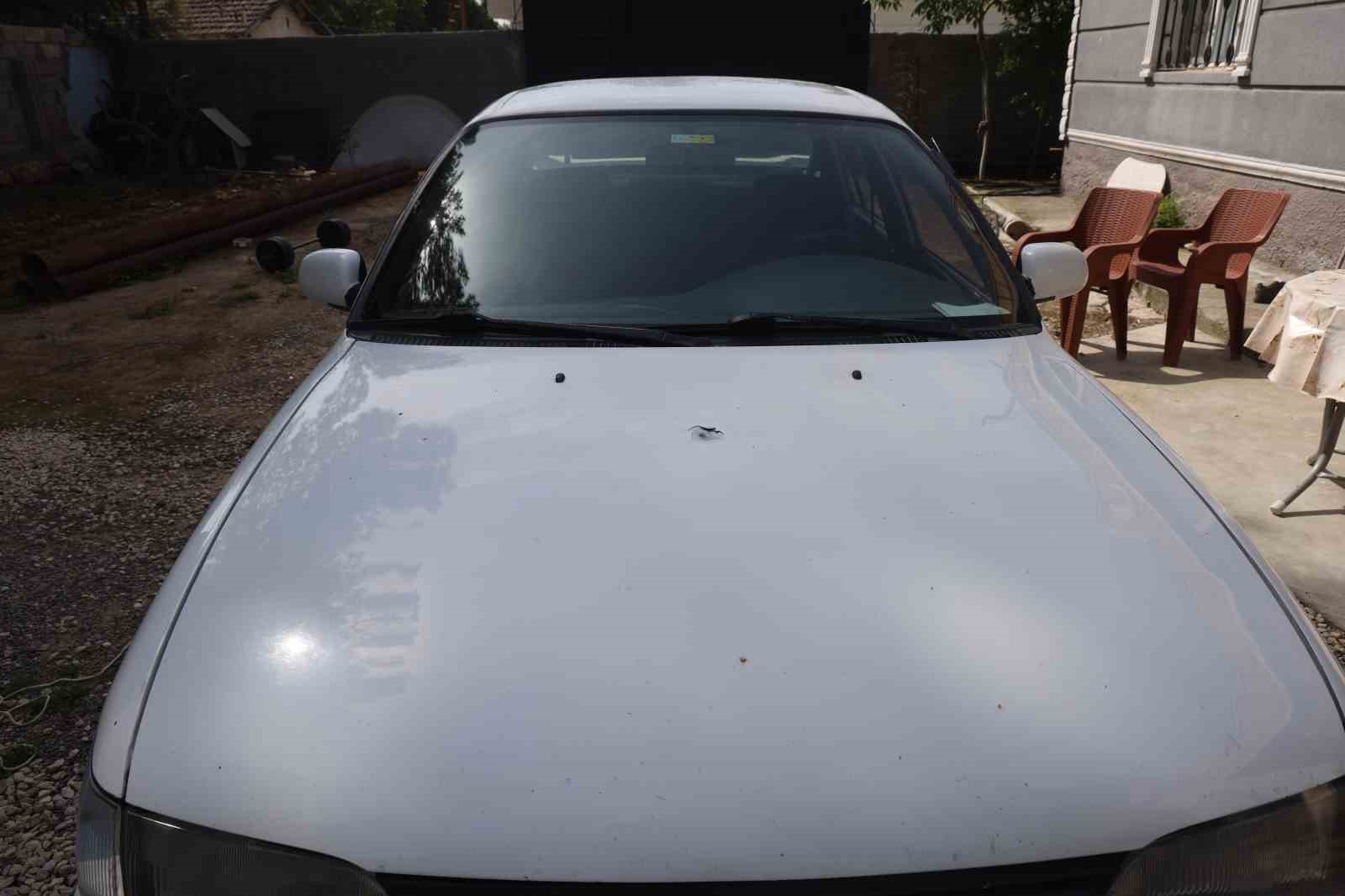 Sesle panik ve korku yaşayan vatandaşın aracına yorgun mermi isabet etti
