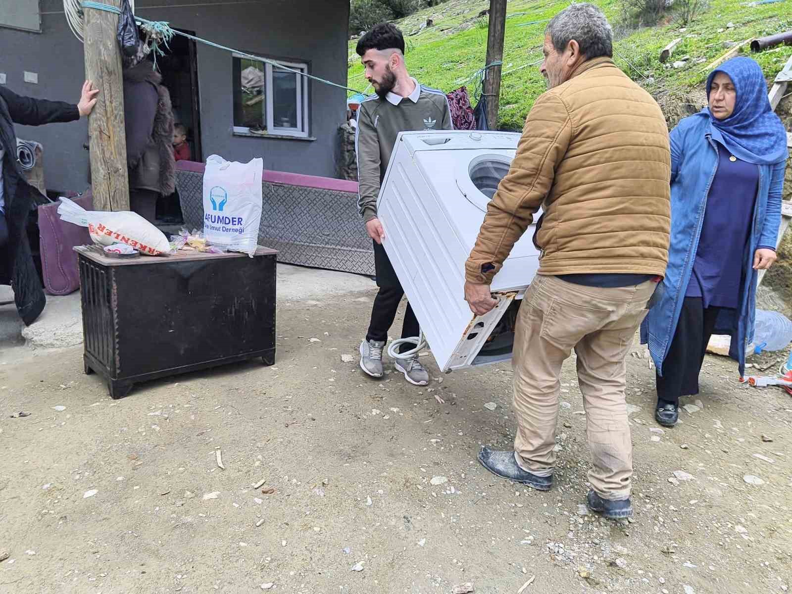 ’Sessiz’ mahalleye 3 kamyonluk yardım
