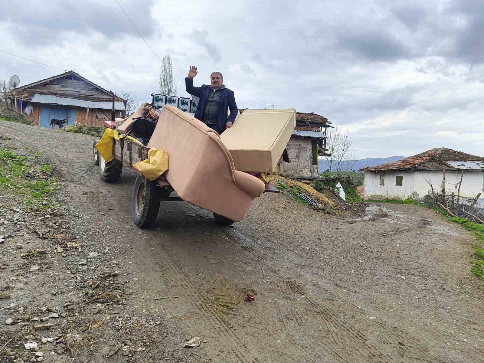 ’Sessiz’ mahalleye 3 kamyonluk yardım
