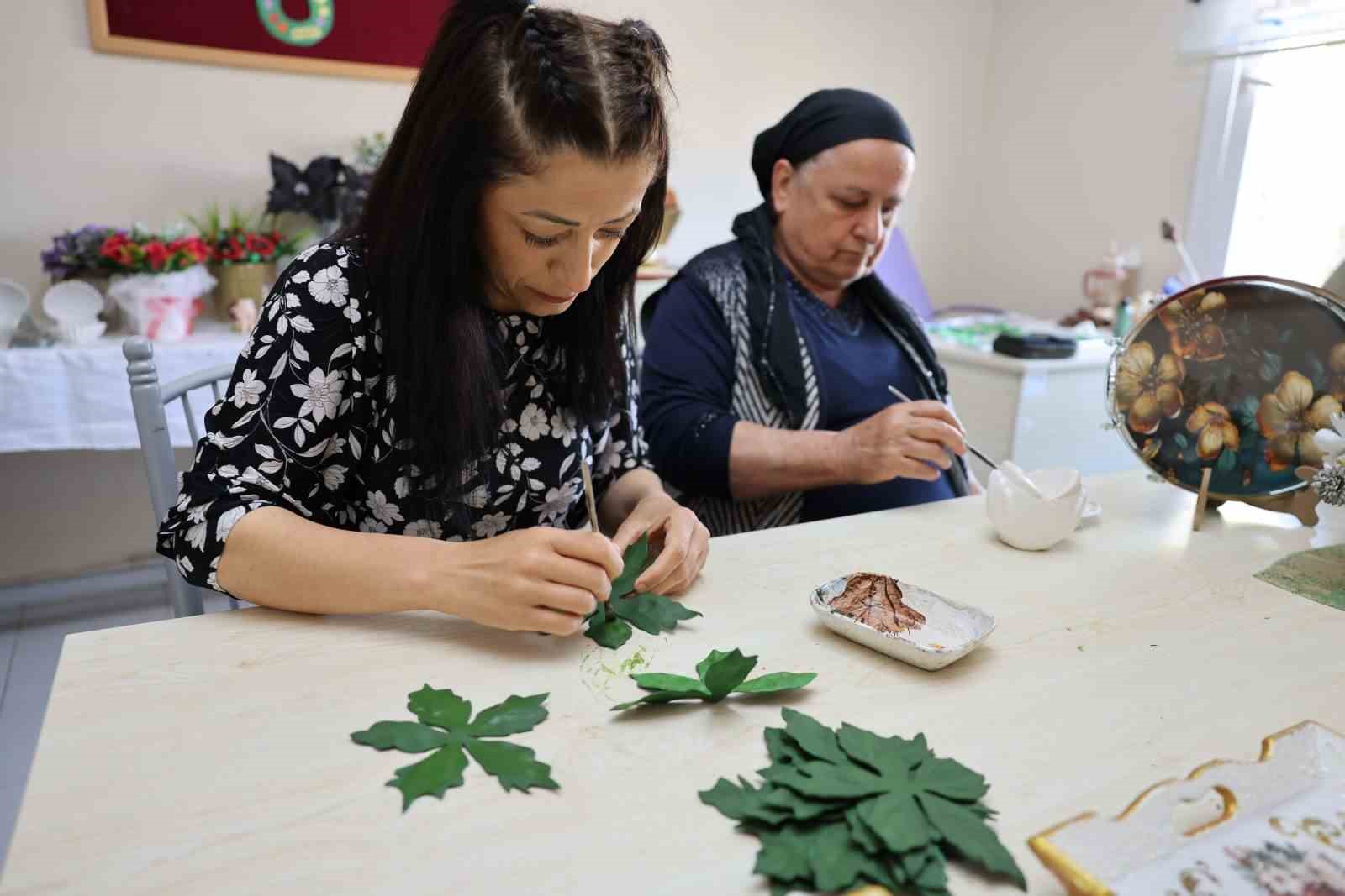 Sessizliğini sanatla aştı: İşitme engelli Sinem’in başarı hikayesi
