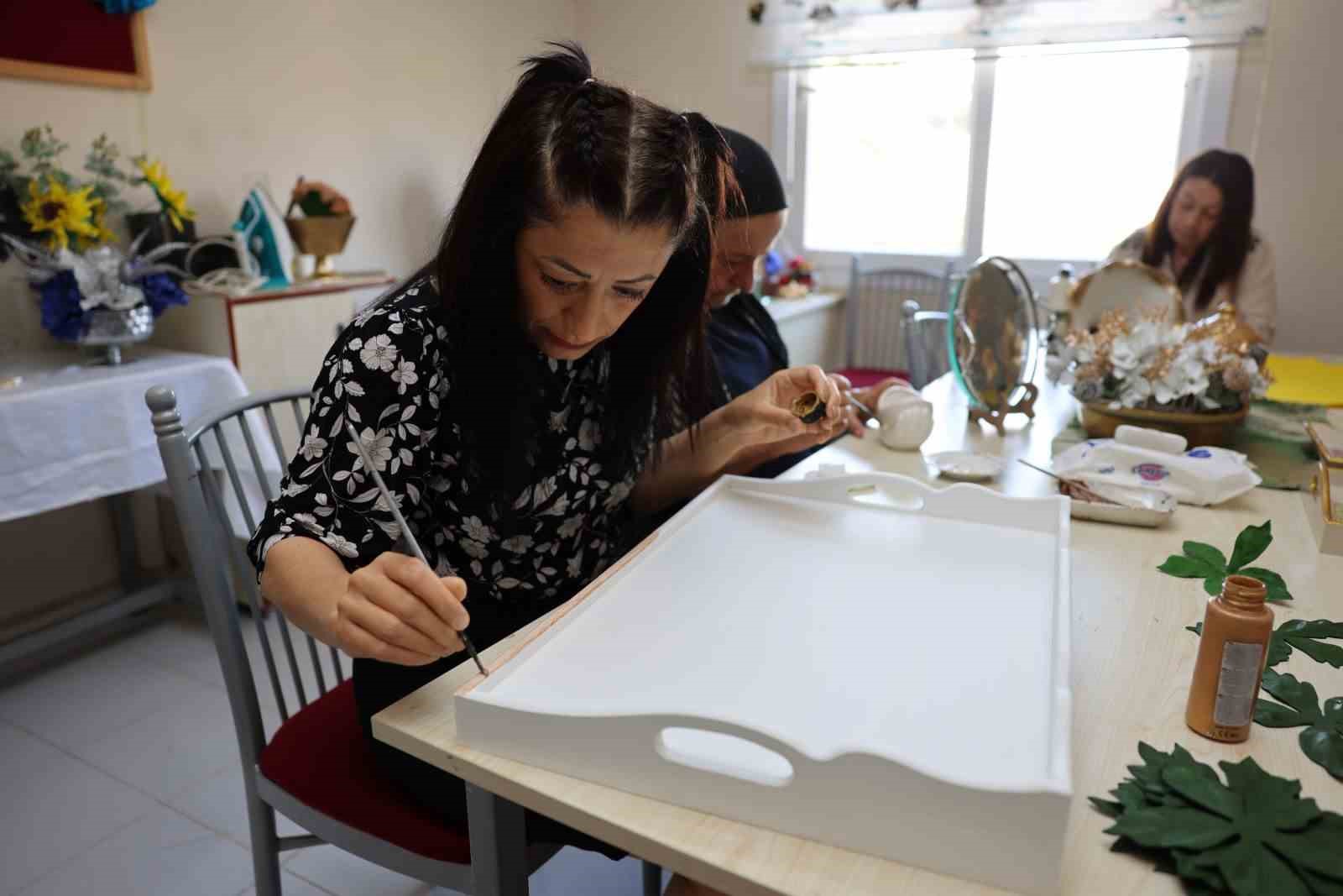 Sessizliğini sanatla aştı: İşitme engelli Sinem’in başarı hikayesi
