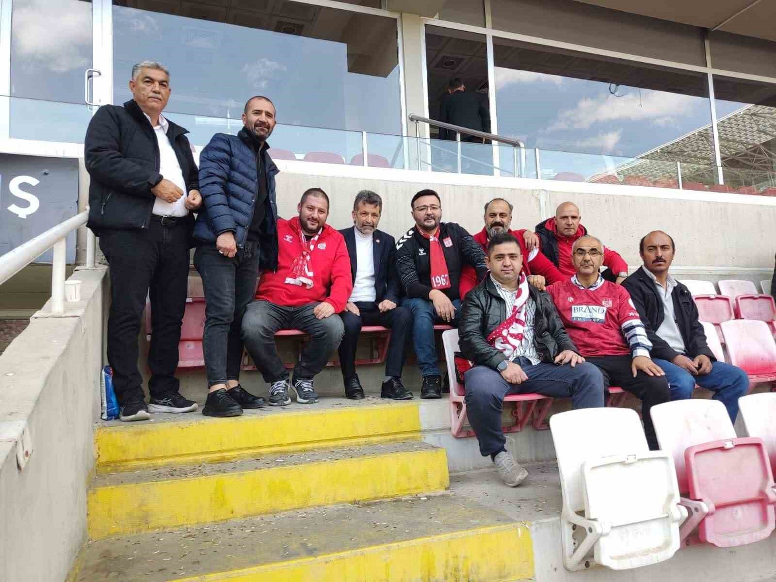 Sevgililer gününde eşini yalnız bırakıp Sivasspor’u seçti
