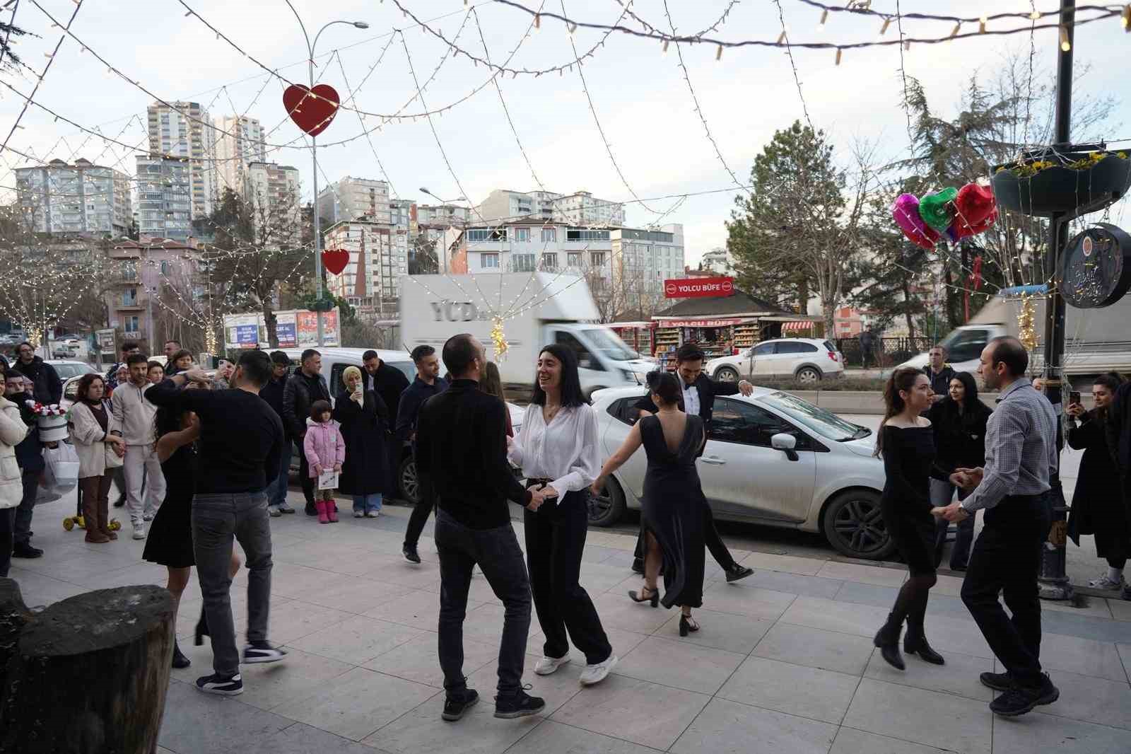 Sevgililer Günü’nde Sanat Sokağı renkli görüntülere sahne oldu
