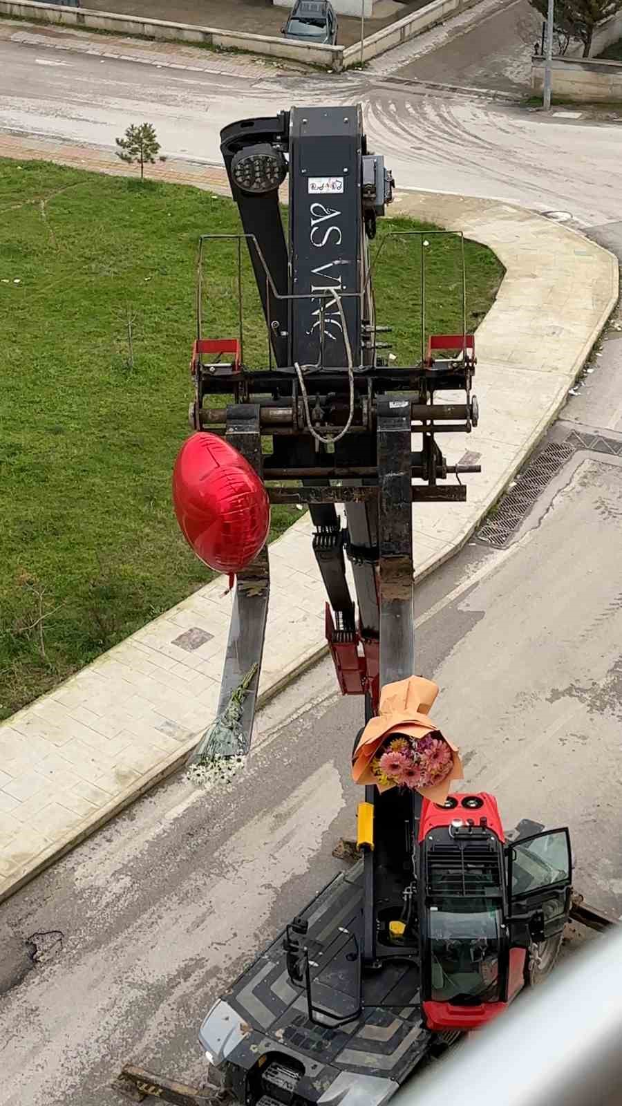 Sevgililer Günü’nü unuttu, iş makinesiyle balkona çıkarttığı güllerle gönül aldı
