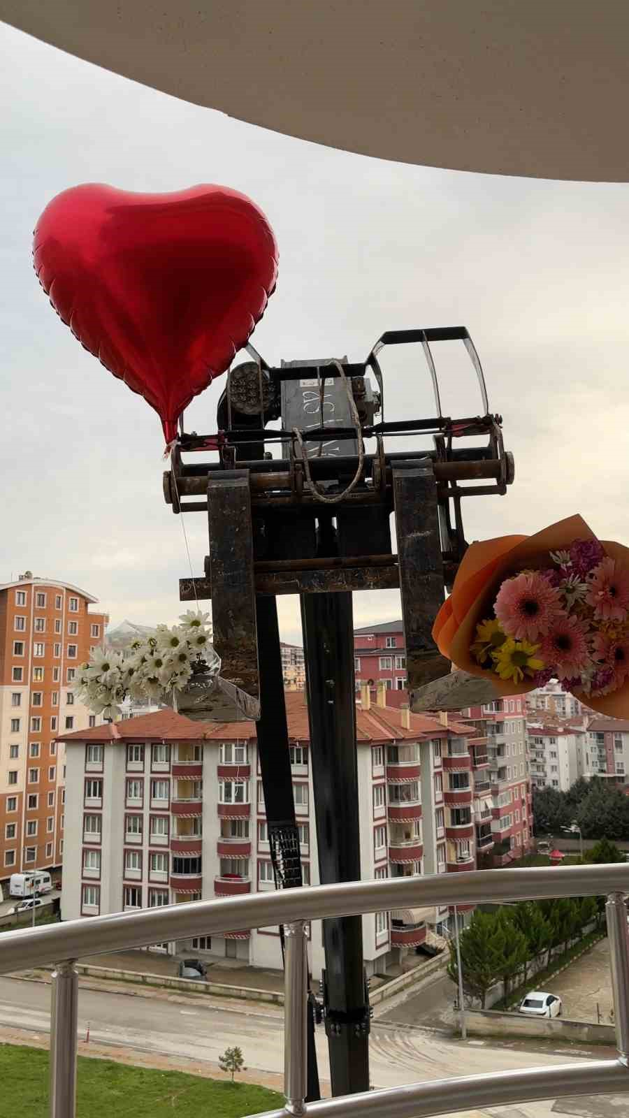Sevgililer Günü’nü unuttu, iş makinesiyle balkona çıkarttığı güllerle gönül aldı

