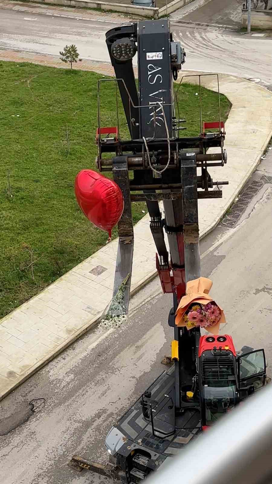 Sevgililer Günü’nü unuttu, iş makinesiyle balkona çıkarttığı güllerle gönül aldı
