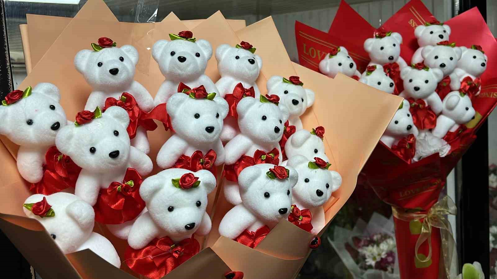 Sevgisini çiçekle anlatanlar çiçek tercih ediyor
Sevgisini çiçekle anlatanlar çiçek tercih ediyor