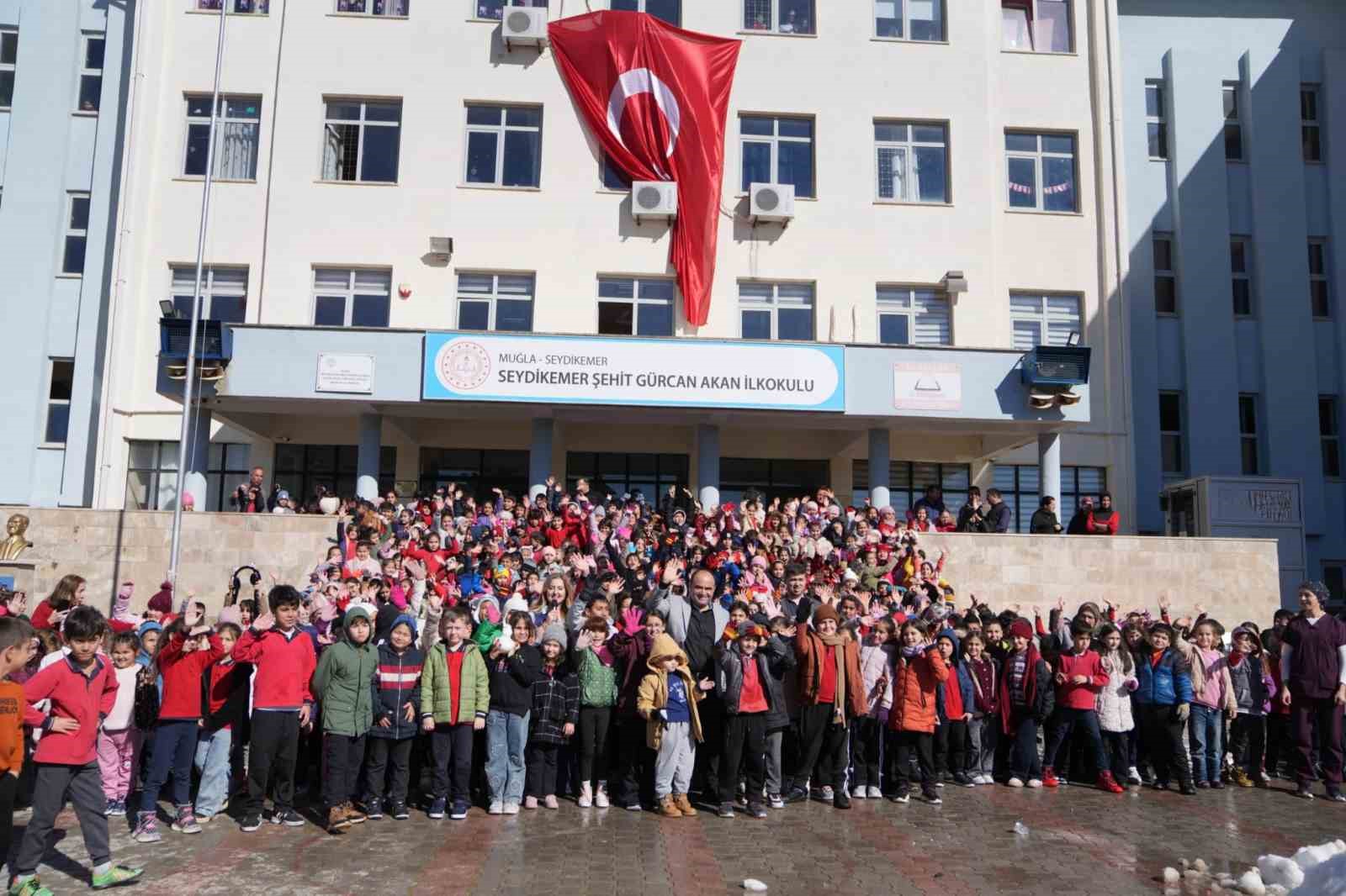 Seydikemer’de Başkan Akdenizli, çocukların hayalini gerçekleştirdi
