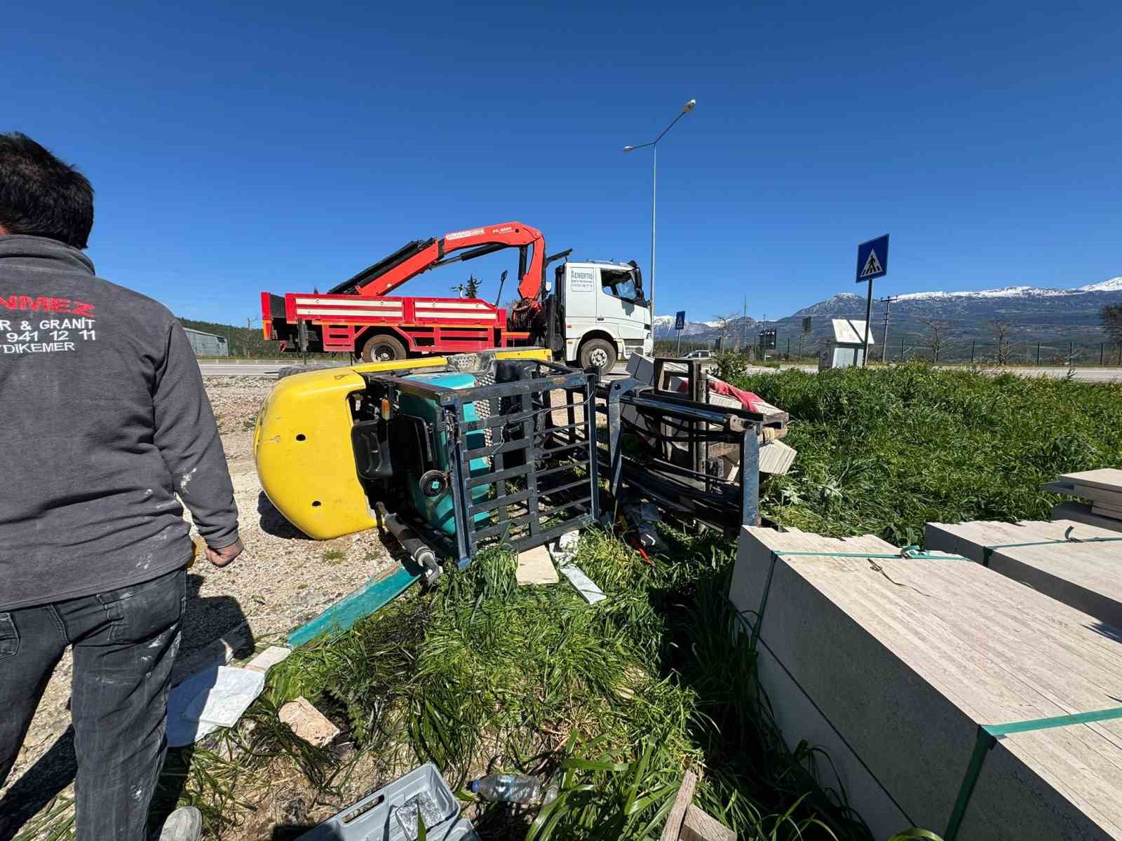 Seydikemer’de forklift devrildi: 1 yaralı
