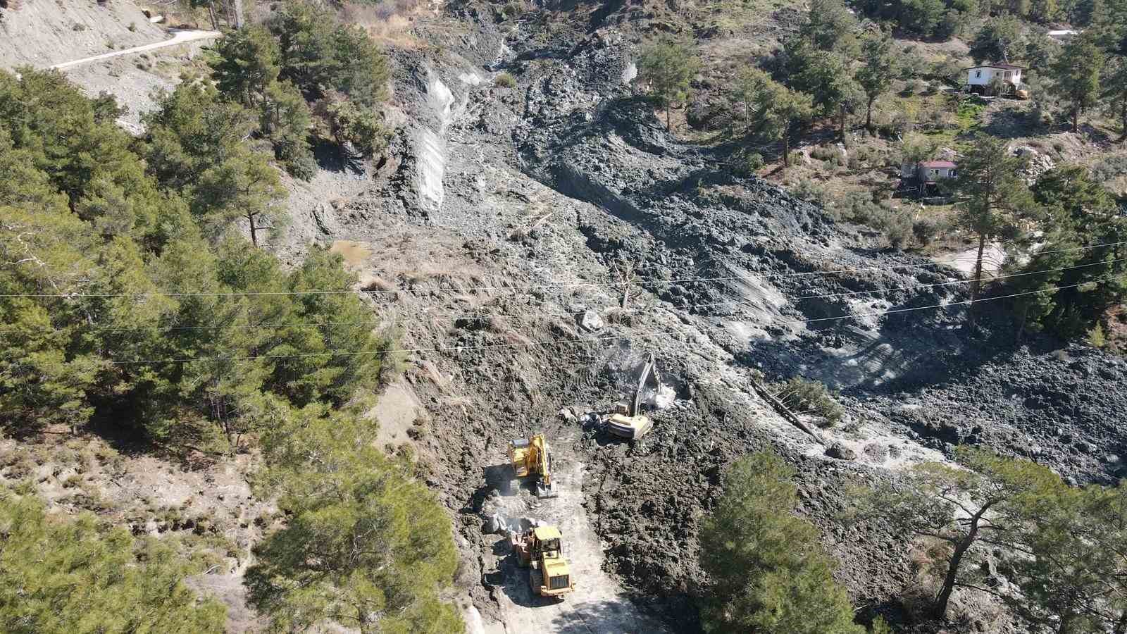 Seydikemer’de heyelan sonrası ekipler çalışmalarını sürdürüyor
