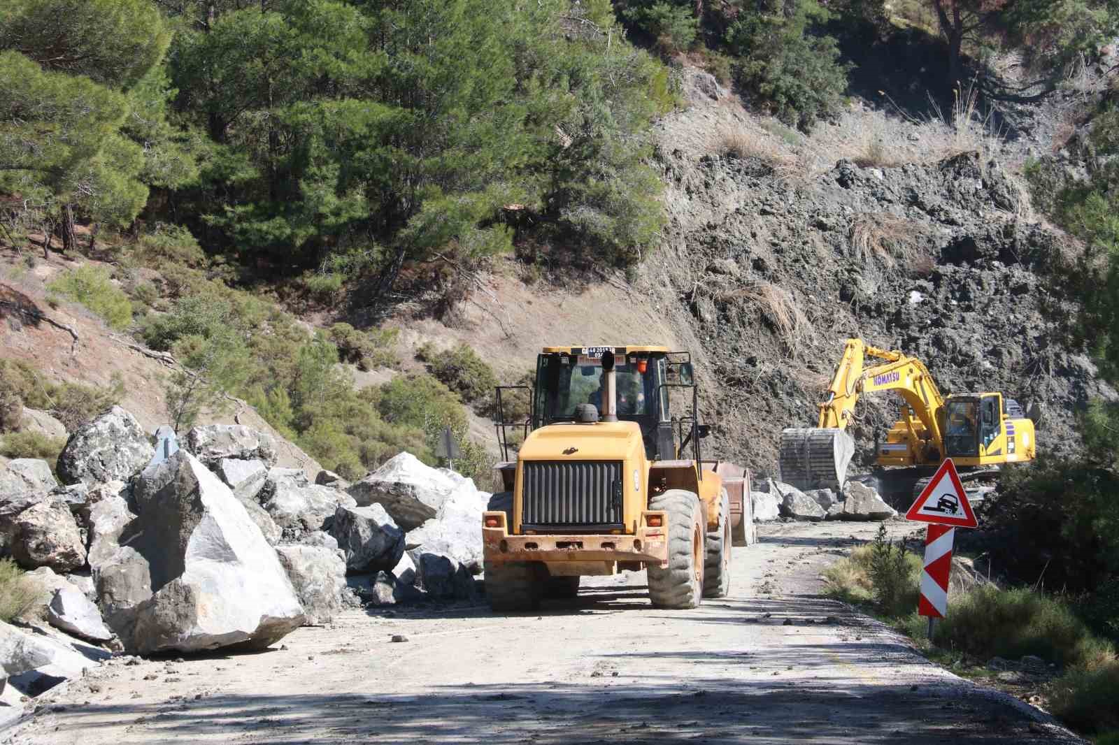 Seydikemer’de heyelan sonrası ekipler çalışmalarını sürdürüyor
