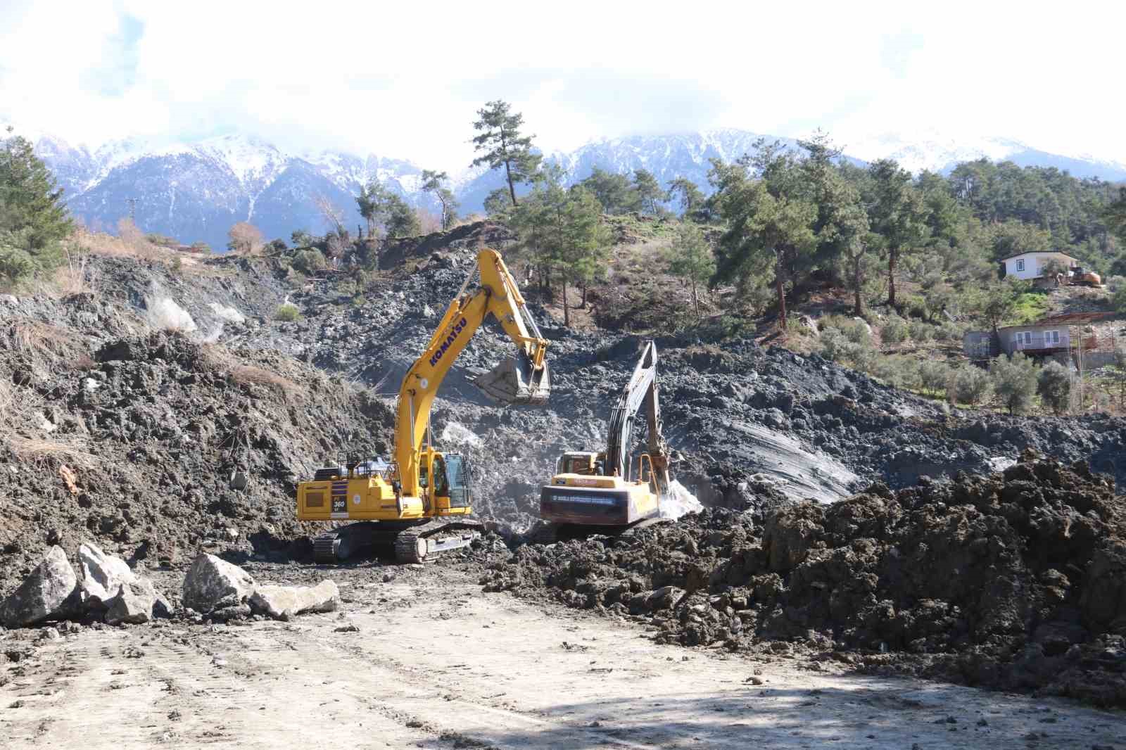 Seydikemer’de heyelan sonrası ekipler çalışmalarını sürdürüyor
