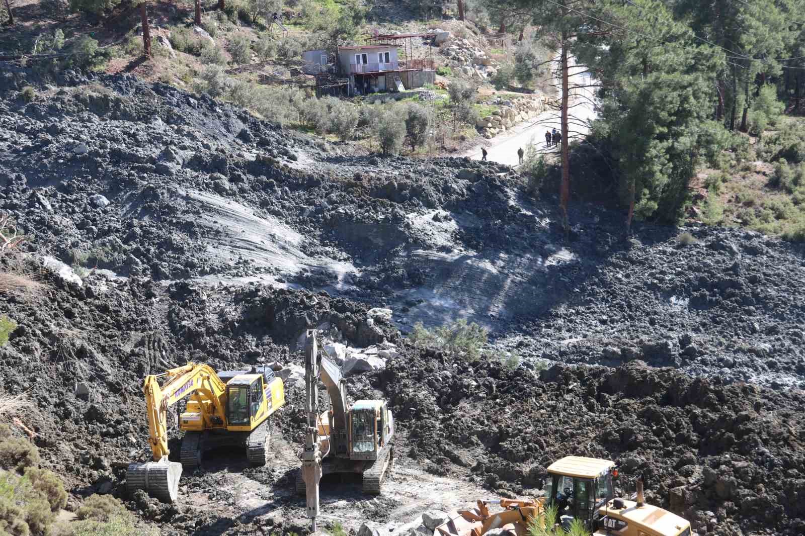 Seydikemer’de heyelan sonrası ekipler çalışmalarını sürdürüyor
