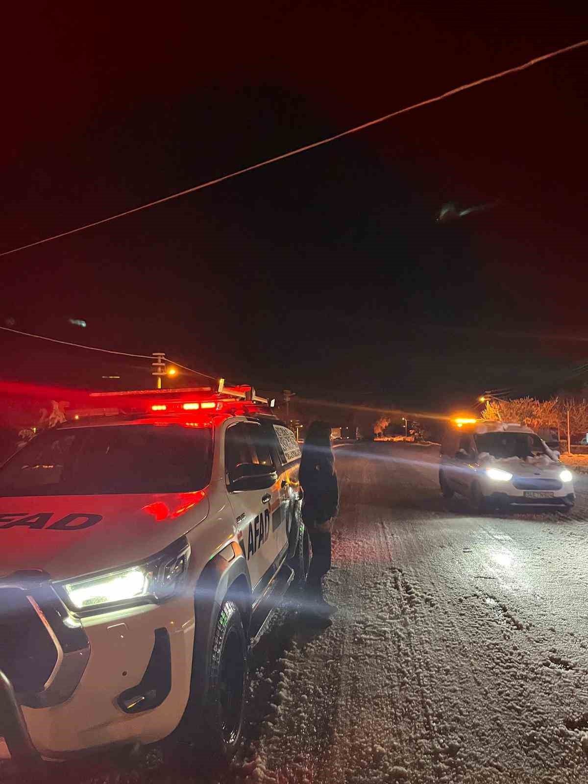 Seydikemer’de kardan kapanan yolda araçlar mahsur kaldı
