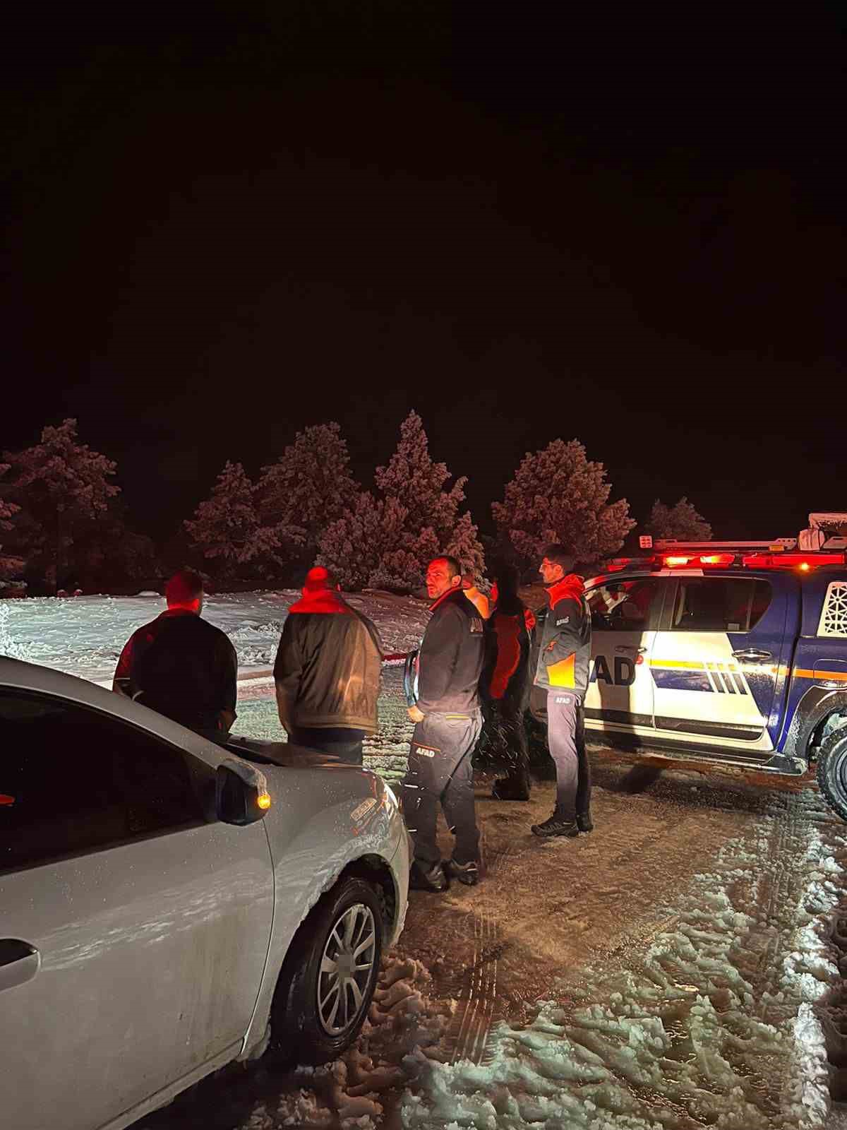 Seydikemer’de kardan kapanan yolda araçlar mahsur kaldı
