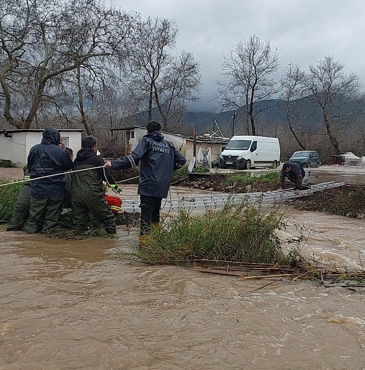 Seydikemer’de mahsur kalan vatandaşları itfaiye ekipleri kurtardı
