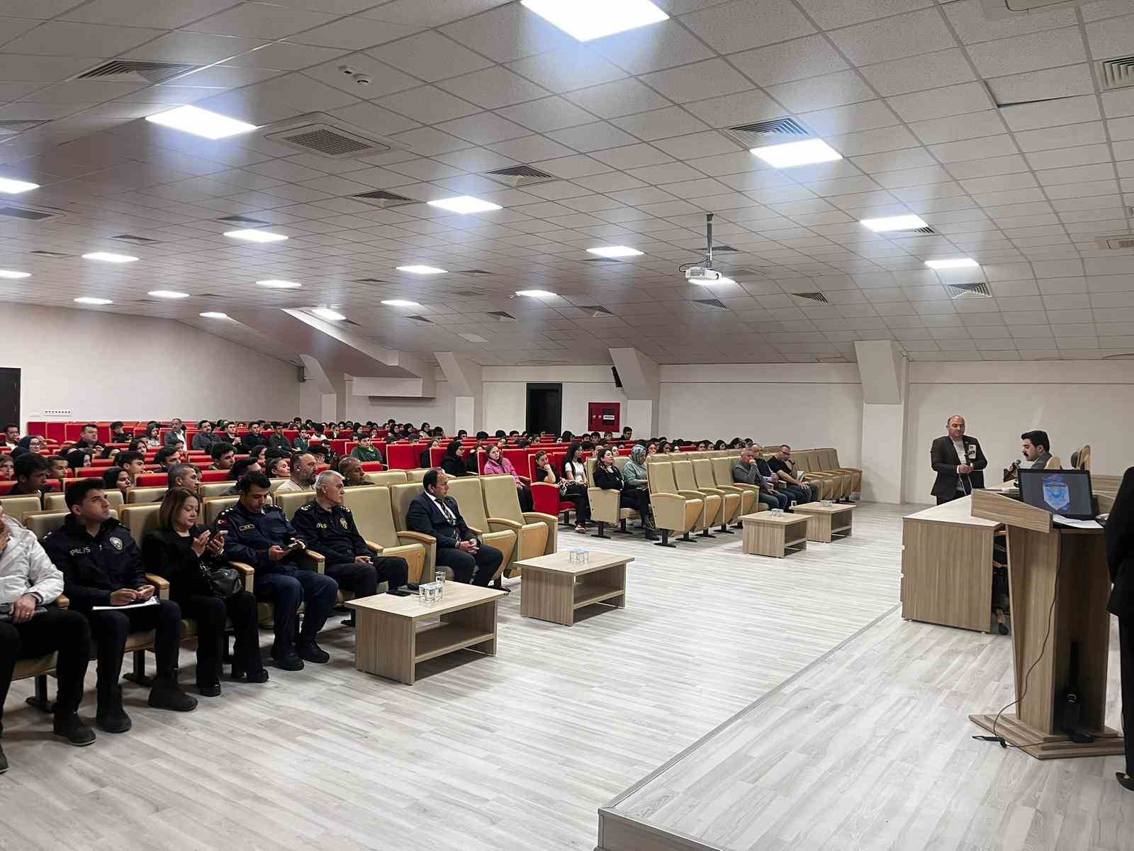 Seydikemer’de öğrencilere siber güvenlik semineri
