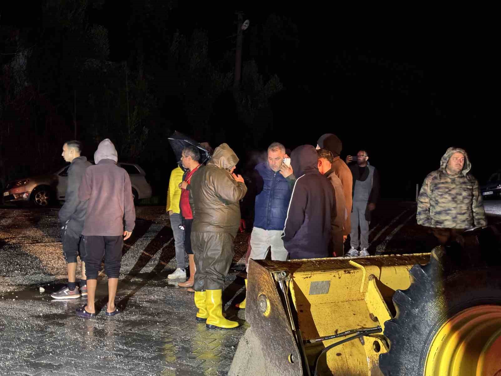 Seydikemer’de su baskını: Evler tahliye edildi
