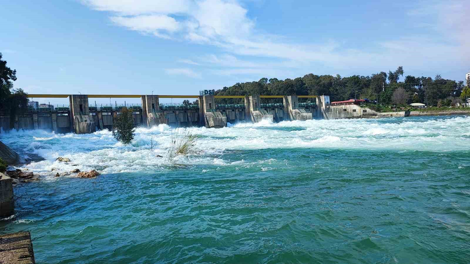 Seyhan Barajı’nda kapaklar açıldı: Çağlayan sular Seyhan Nehri ile buluştu
