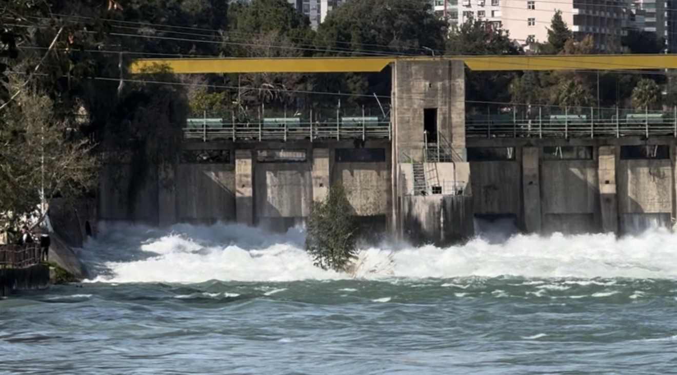 Seyhan Barajı’ndan su tahliyesi sürüyor: Tarlalar su altında kaldı
