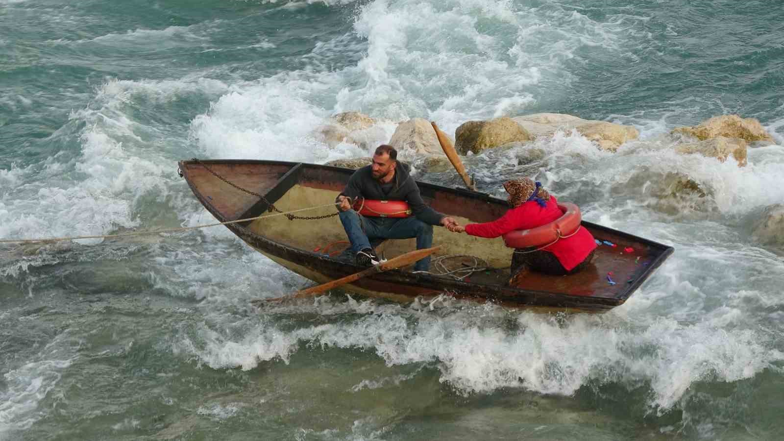 Seyhan Nehri’nde can pazarı: Ele ele tutuşup yardım beklediler
