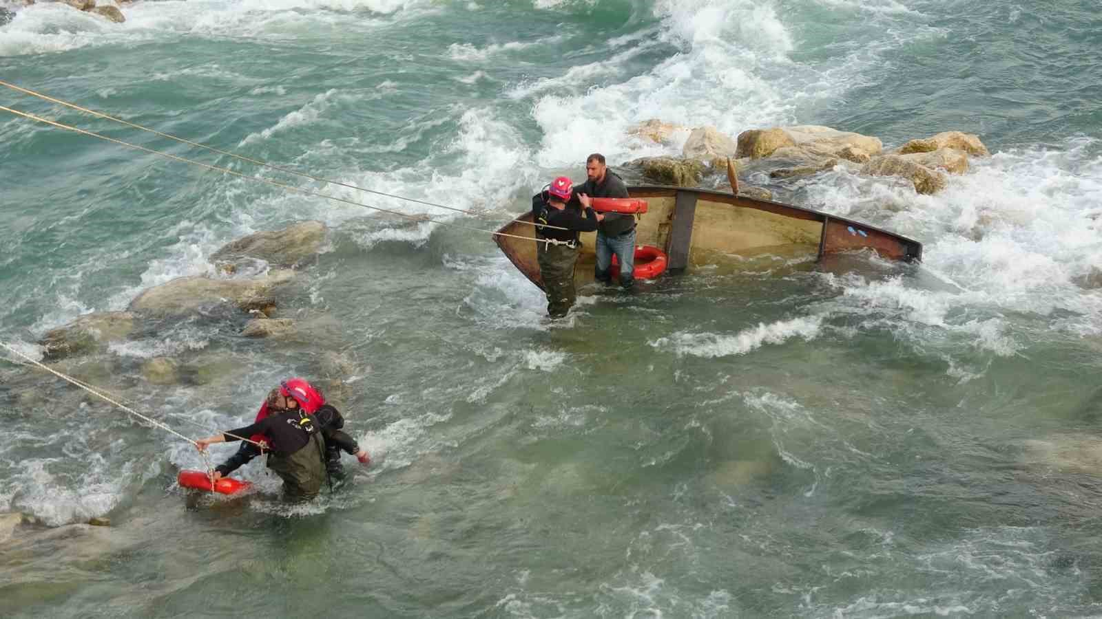 Seyhan Nehri’nde can pazarı: Ele ele tutuşup yardım beklediler
