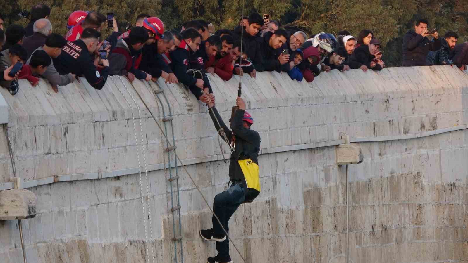 Seyhan Nehri’nde can pazarı: Ele ele tutuşup yardım beklediler
