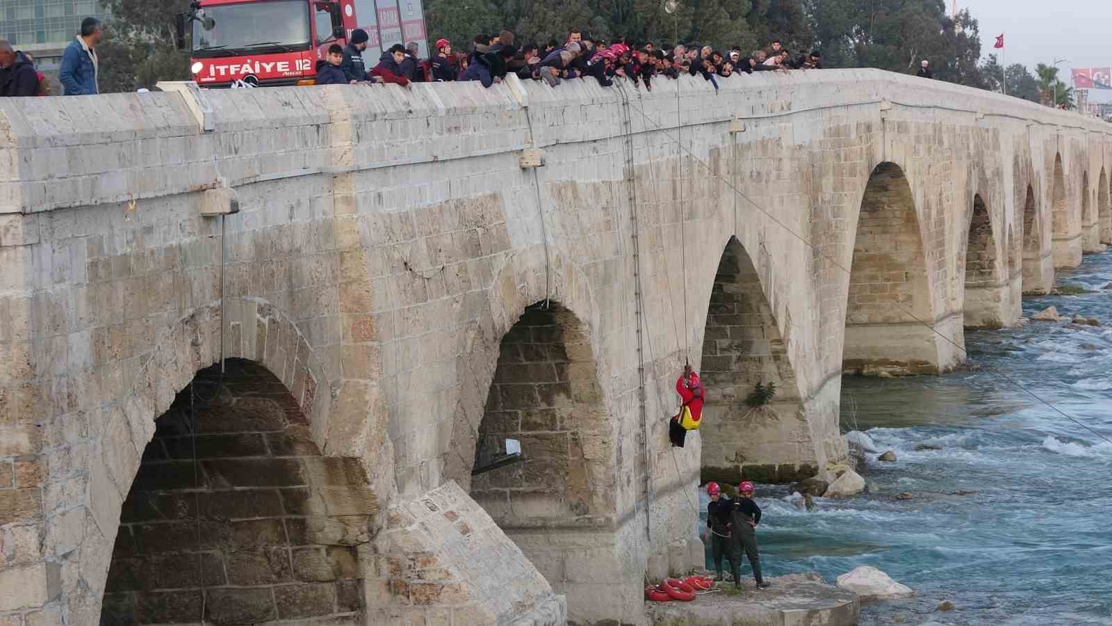 Seyhan Nehri’nde can pazarı: Ele ele tutuşup yardım beklediler
