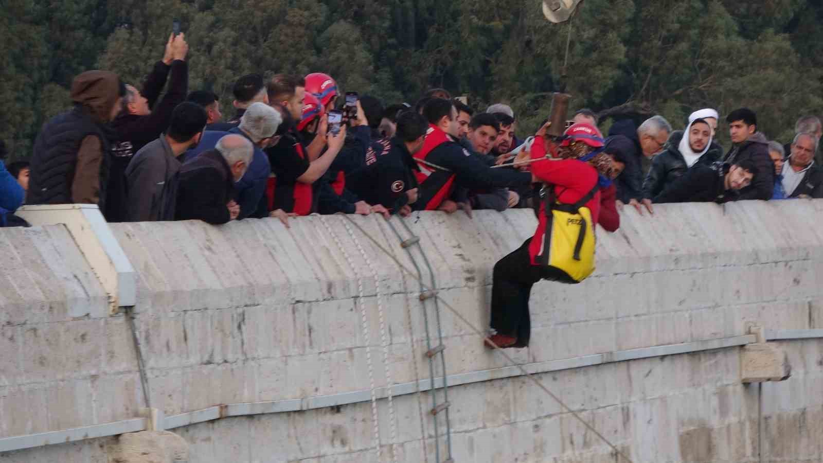 Seyhan Nehri’nde can pazarı: Ele ele tutuşup yardım beklediler
