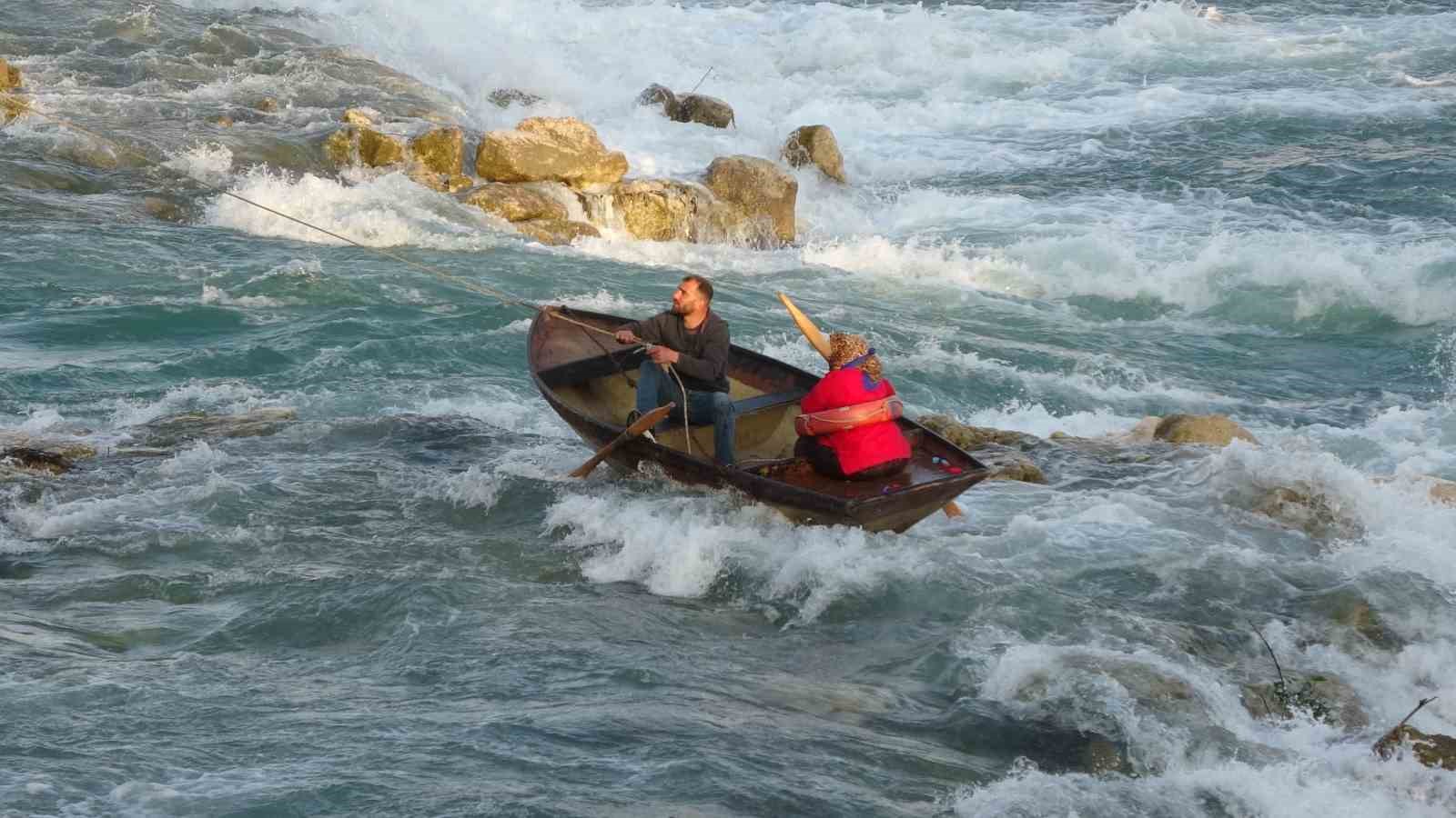 Seyhan Nehri’nde can pazarı: Ele ele tutuşup yardım beklediler
