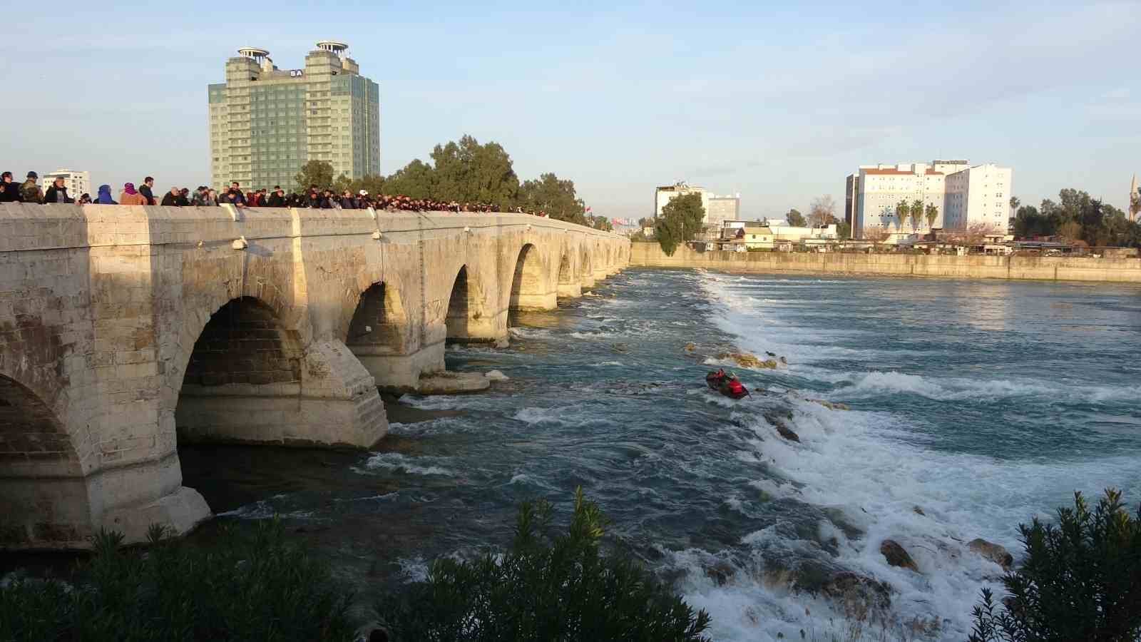 Seyhan Nehri’nde can pazarı: Ele ele tutuşup yardım beklediler
