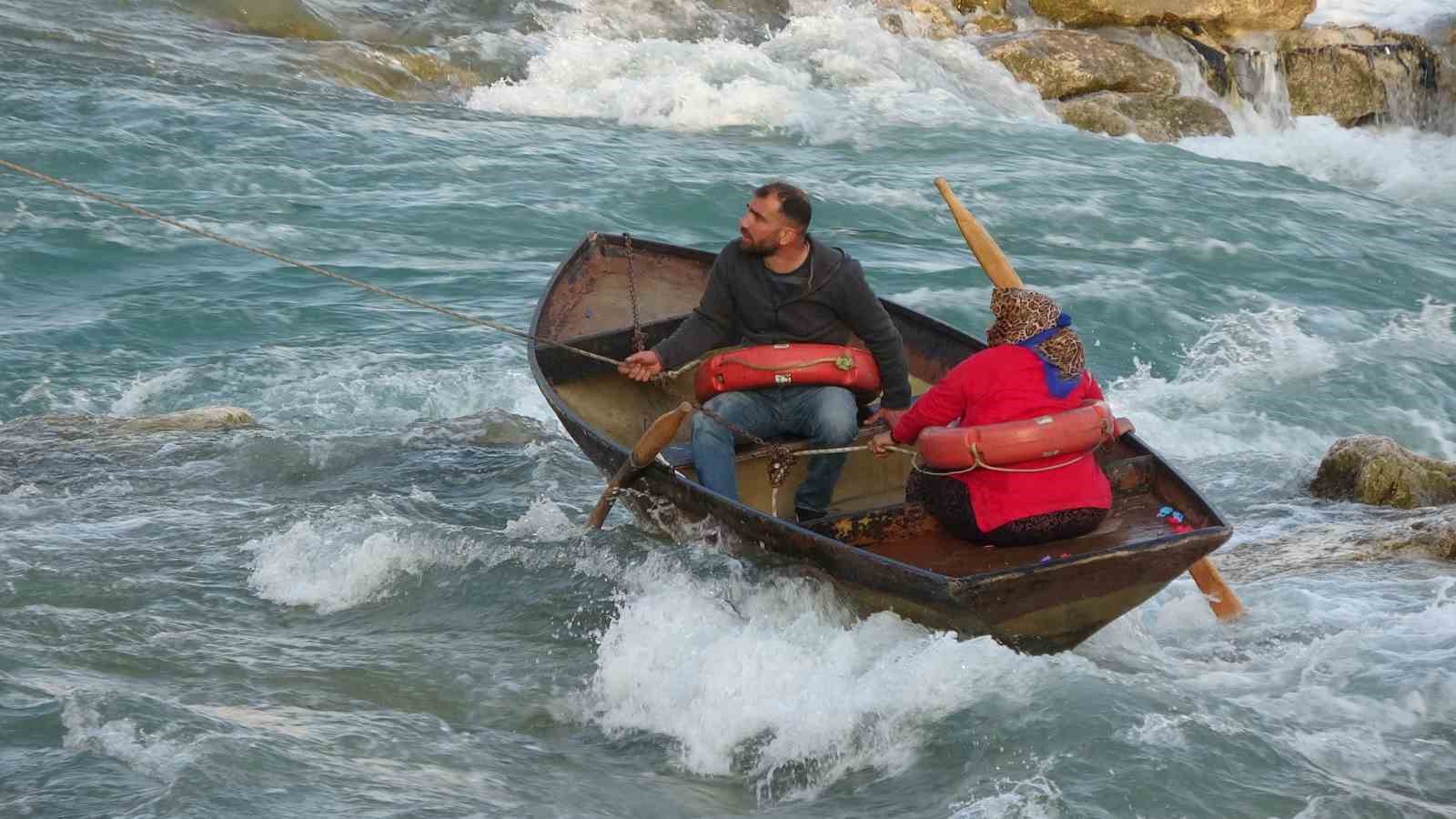 Seyhan Nehri’nde can pazarı: Ele ele tutuşup yardım beklediler
