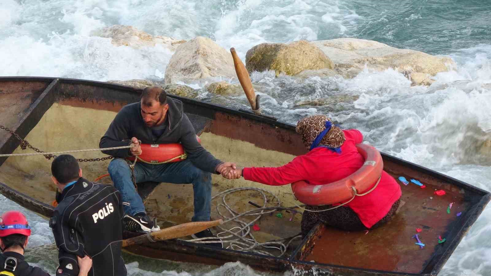 Seyhan Nehri’nde can pazarı: Ele ele tutuşup yardım beklediler
