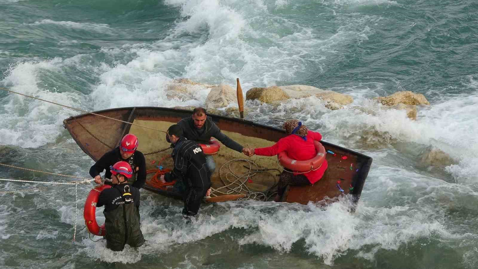 Seyhan Nehri’nde can pazarı: Ele ele tutuşup yardım beklediler
