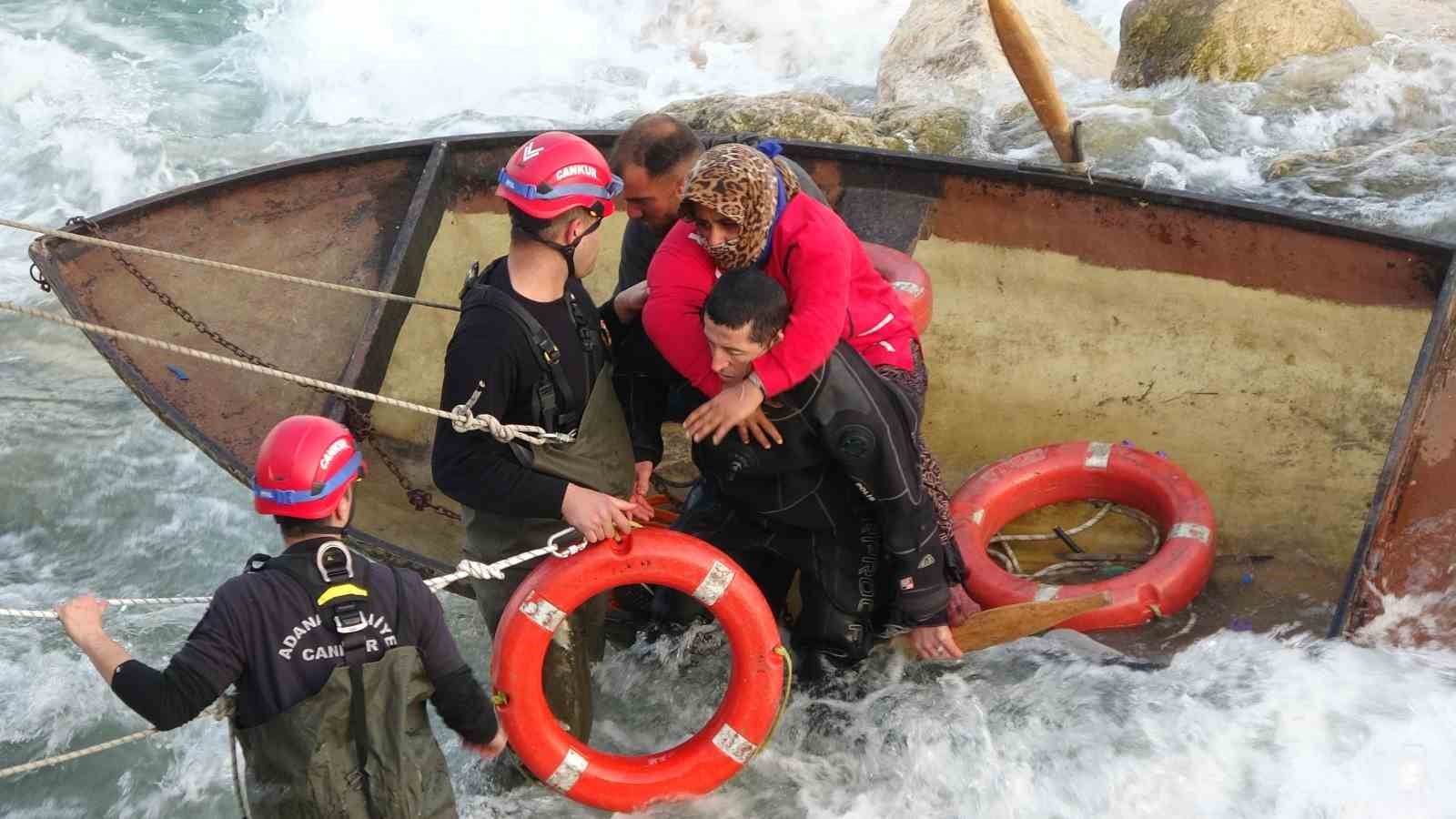 Seyhan Nehri’nde can pazarı: Ele ele tutuşup yardım beklediler
