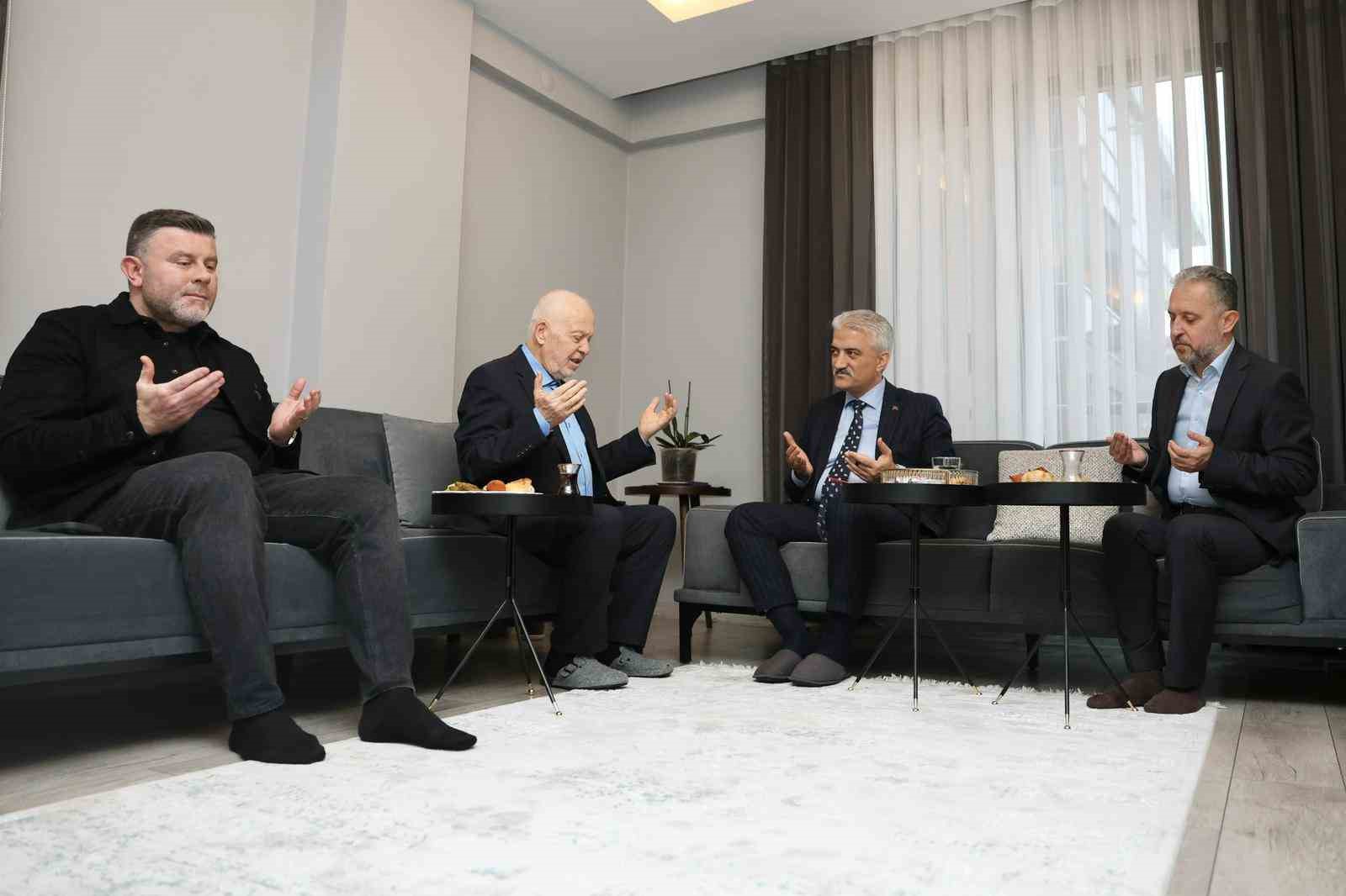 Seyh’ül Kurra Hafız Yılmaz, Vali Makas’ı ağırladı
Seyh’ül Kurra Hafız Yılmaz, Vali Makas’ı ağırladı