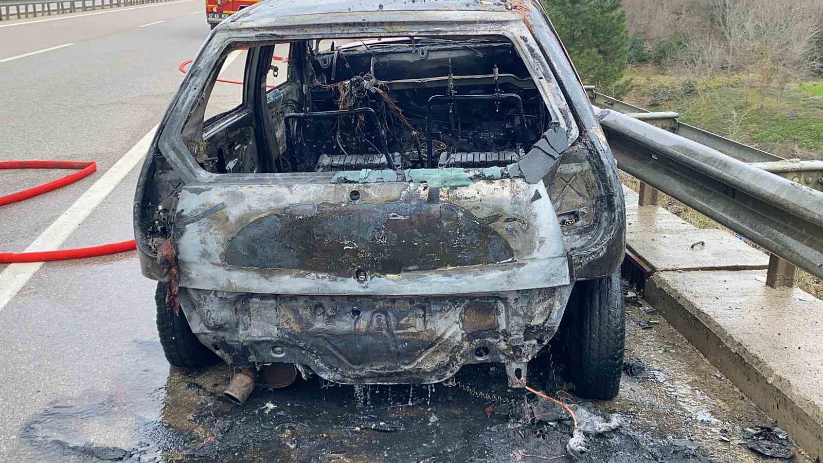 Seyir halinde otomobil alev aldı: 2 yaralı
