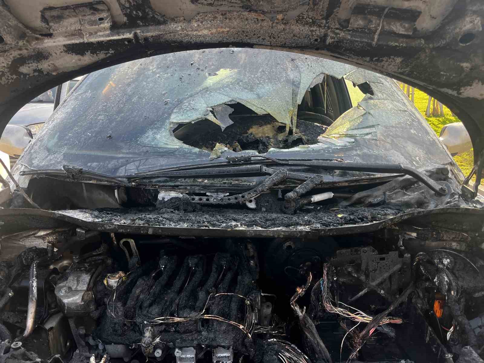 Seyir halindeki alev alan otomobil kullanılamaz hale geldi
