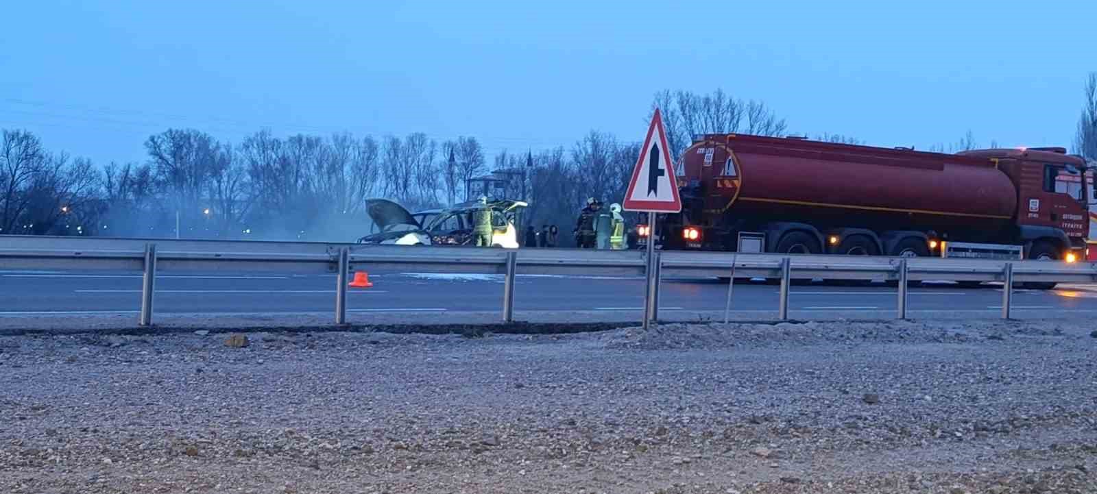 Seyir halindeki araç alev topuna döndü
