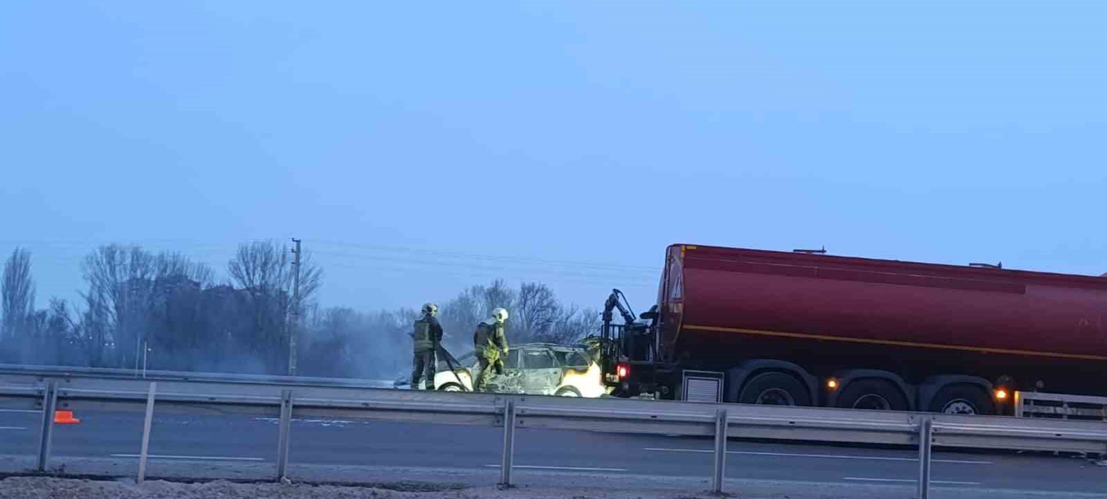 Seyir halindeki araç alev topuna döndü
