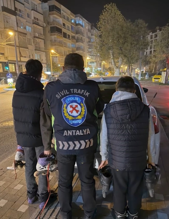 Seyir halindeki araçlara tutunarak patenle yolculuk yapan 2 çocuğa adli işlem
