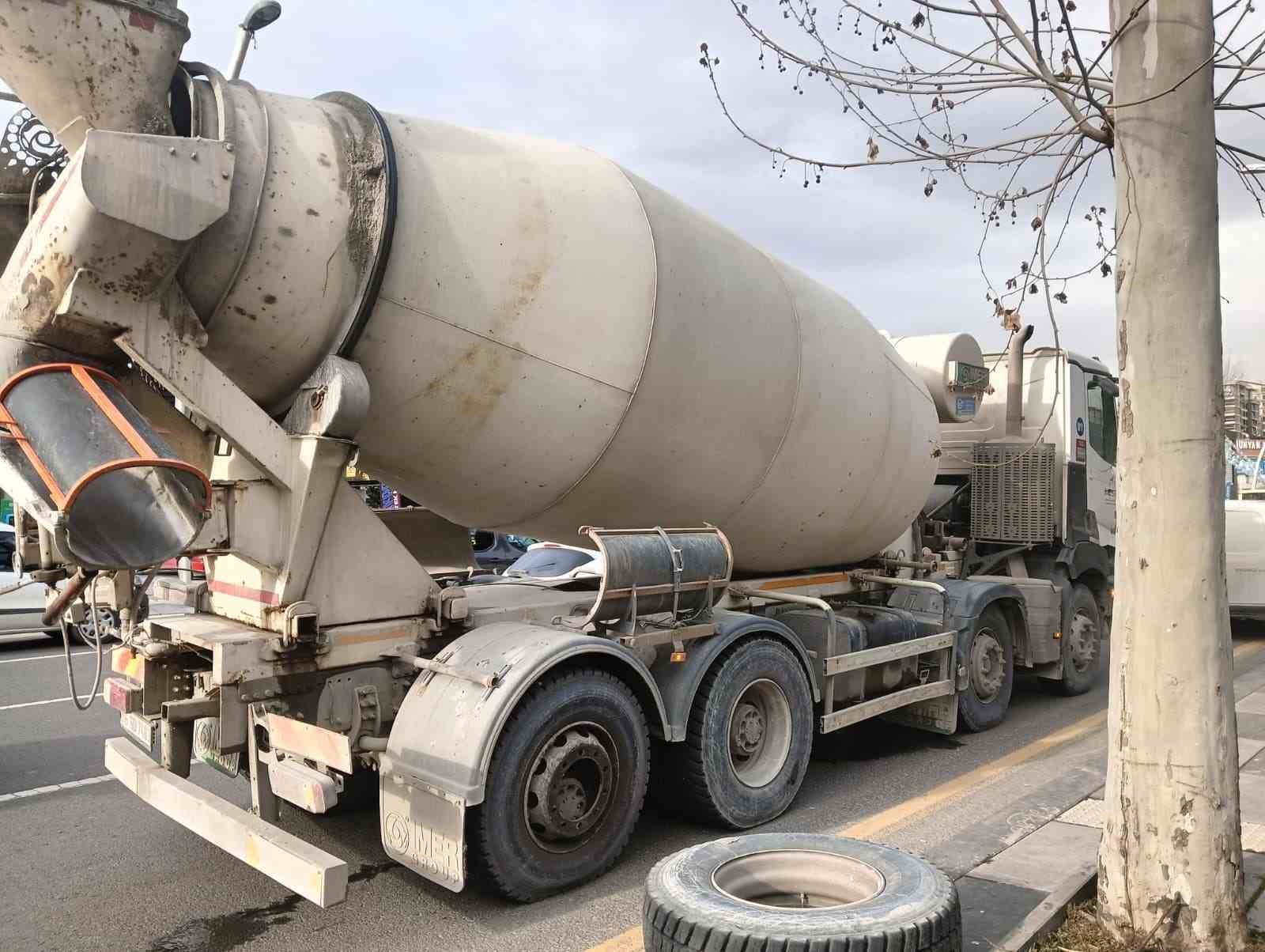 Seyir halindeki beton mikserinden kopan tekerlek üç otomobile çarptı
