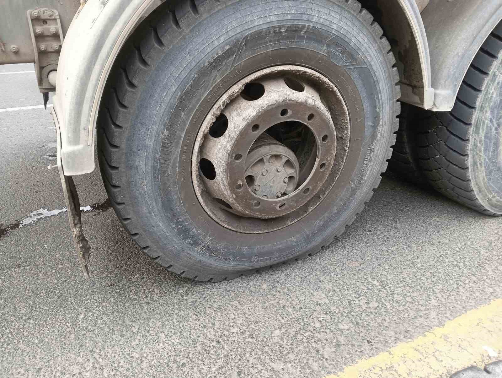 Seyir halindeki beton mikserinden kopan tekerlek üç otomobile çarptı
