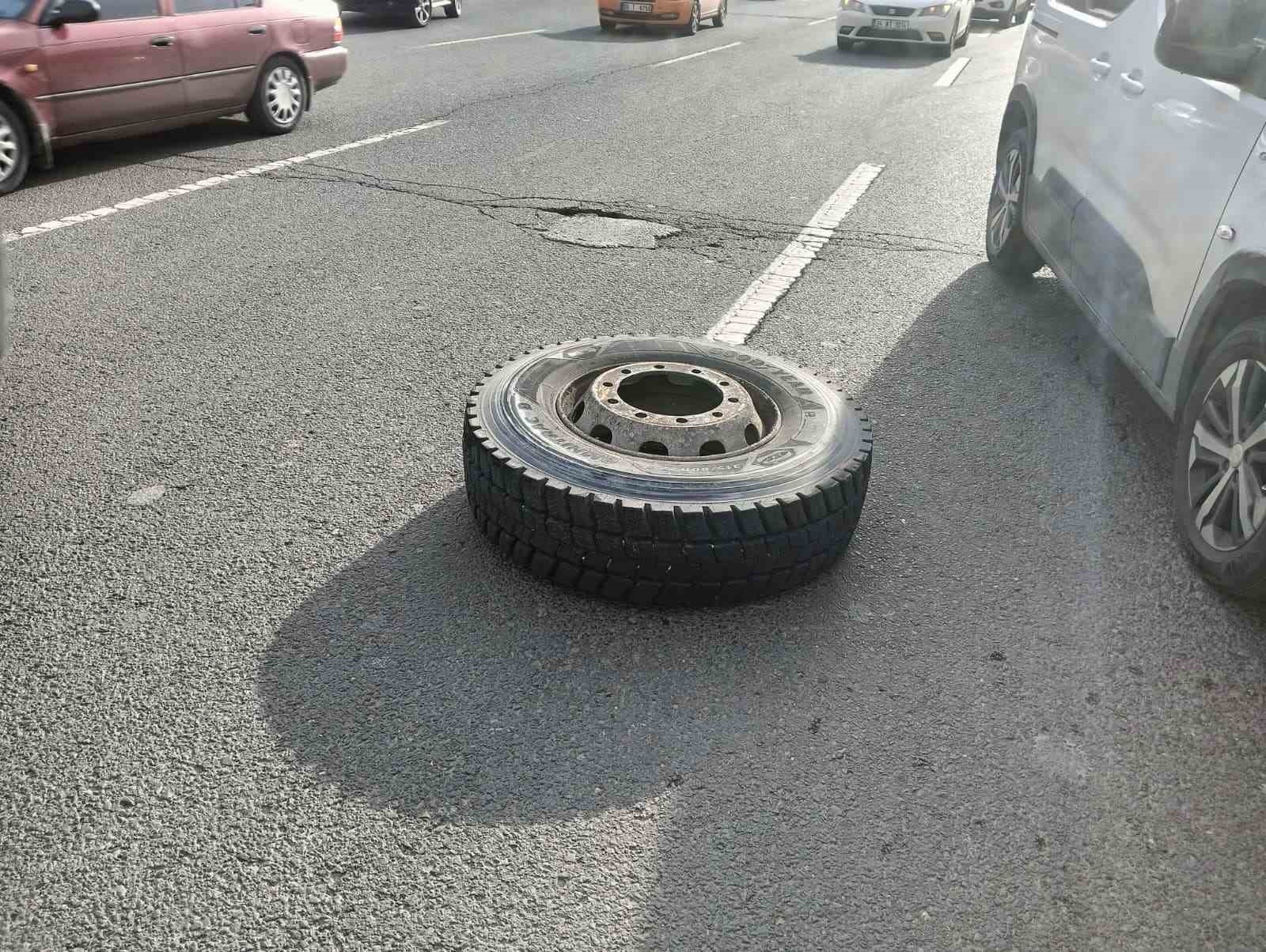 Seyir halindeki beton mikserinden kopan tekerlek üç otomobile çarptı
