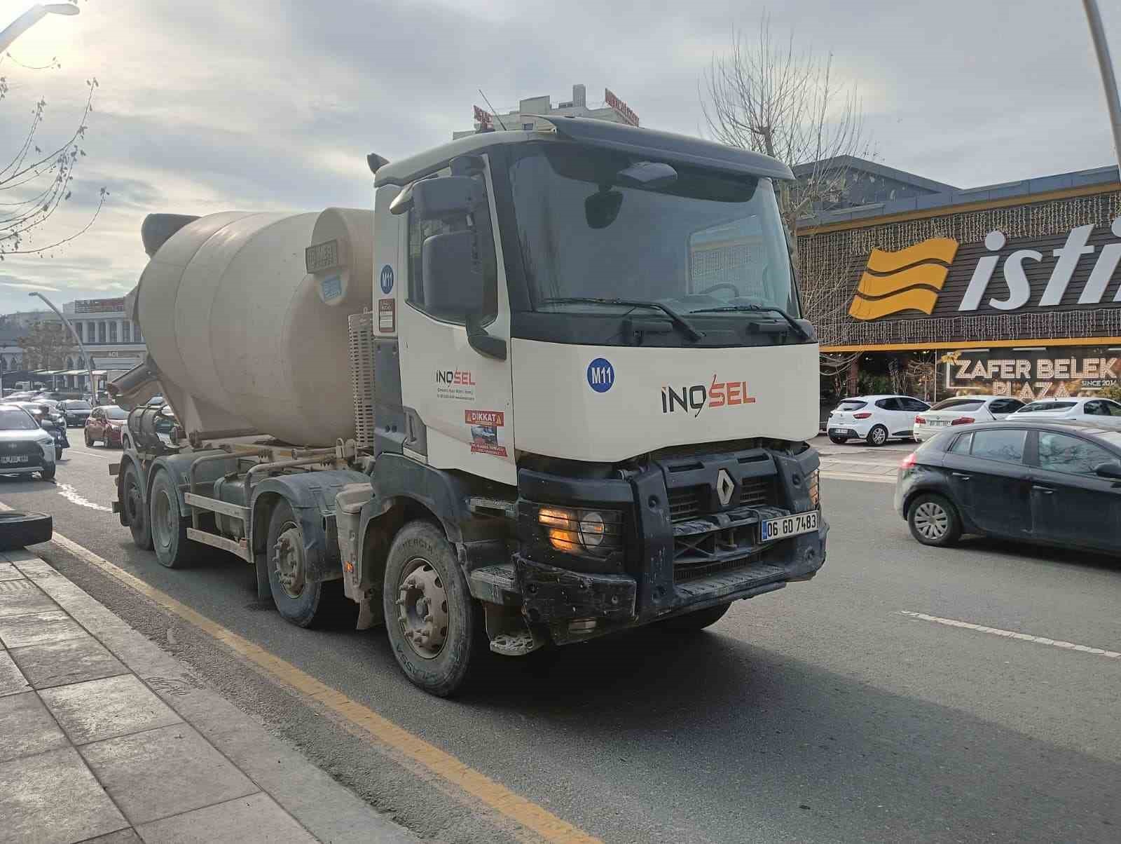 Seyir halindeki beton mikserinden kopan tekerlek üç otomobile çarptı
